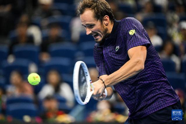 关于法国网球队翻盘世界网球队，梅德韦杰夫制霸全场的信息