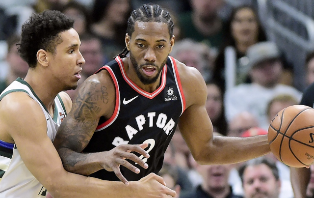 关于雄鹿B队绝地反击马刺，福克斯三分雨点燃全场的信息