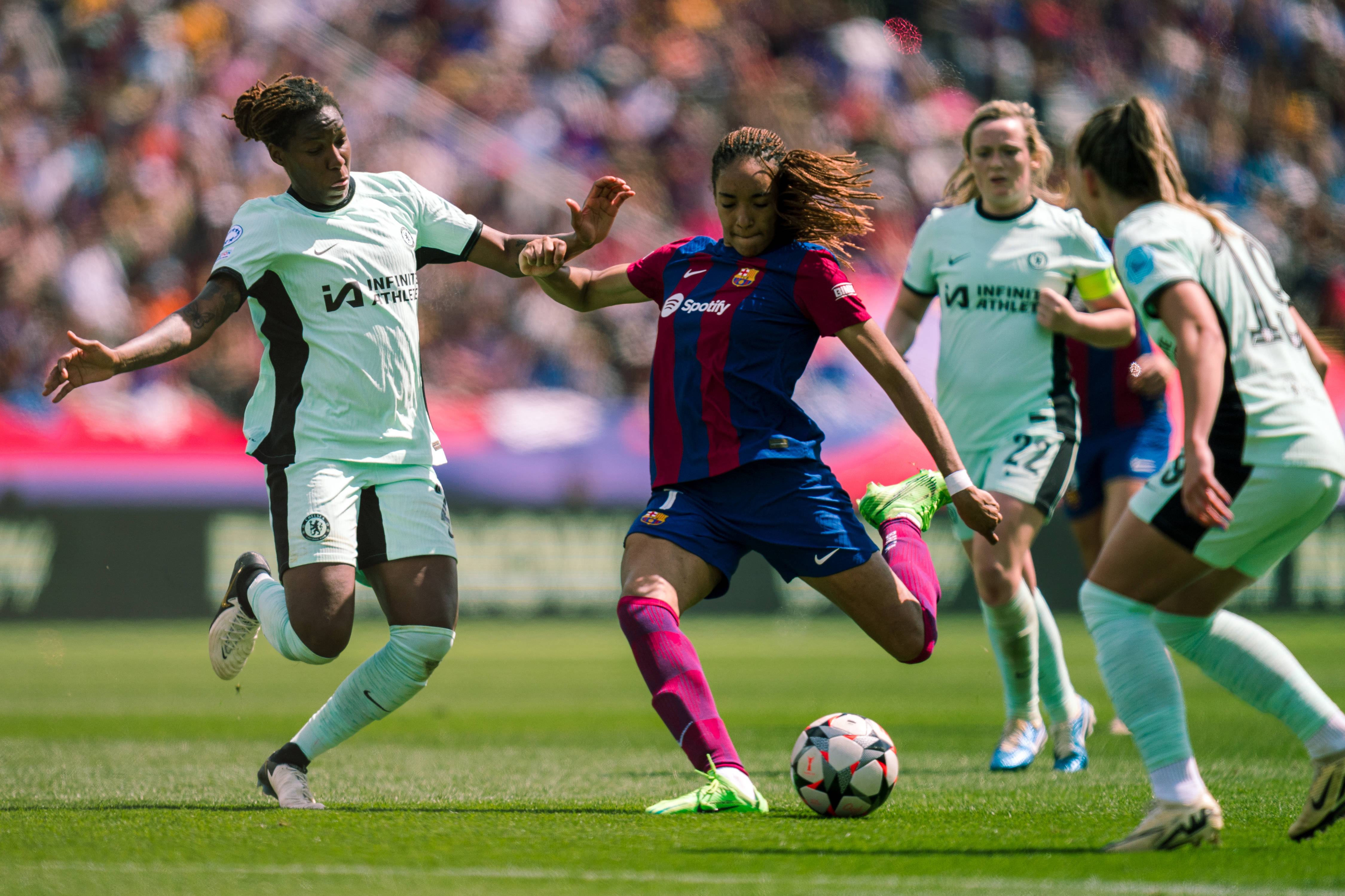 足球比赛中绝美的剧情持续上演的简单介绍