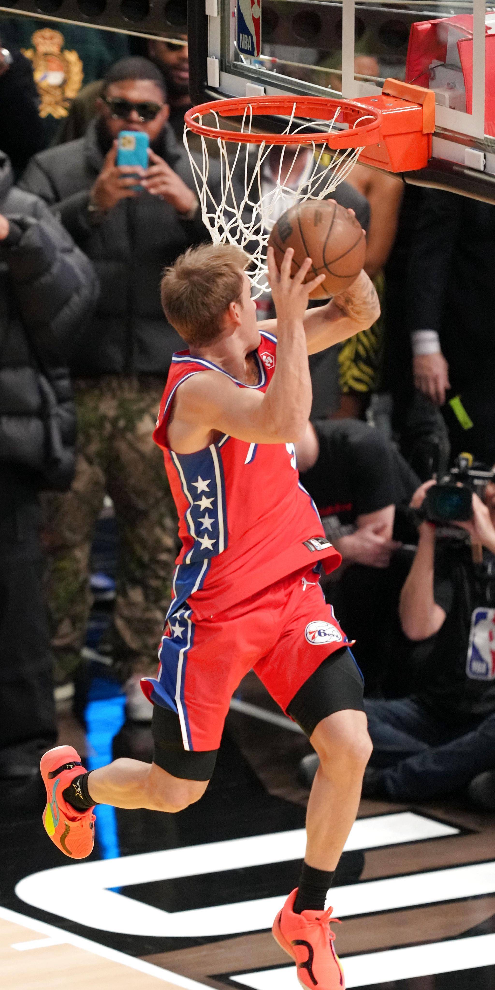 球员个人表现在篮球场上闪耀的简单介绍 球员个人表现在篮球场上闪耀的简单介绍