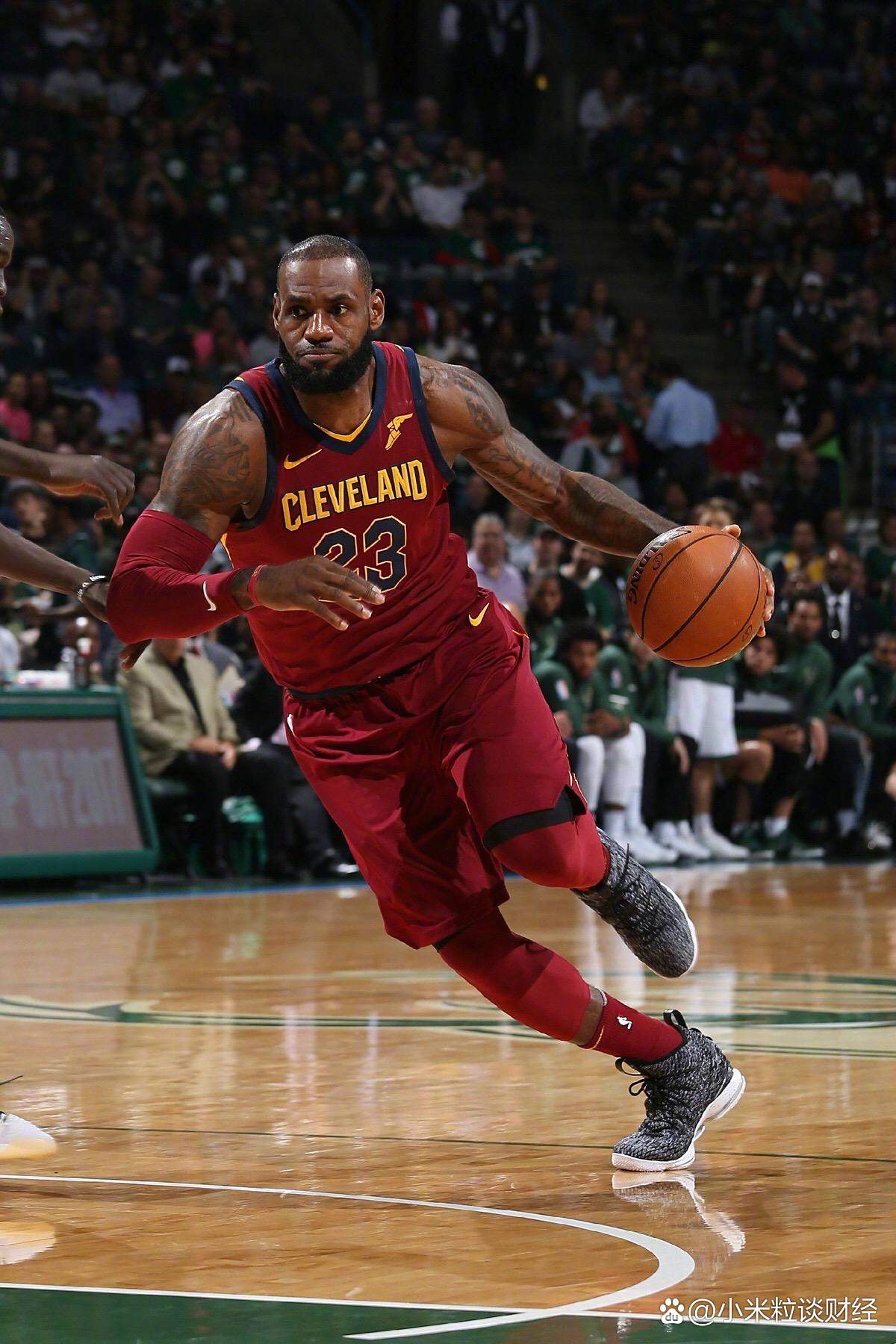 球员个人表现在篮球场上闪耀的简单介绍 球员个人表现在篮球场上闪耀的简单介绍