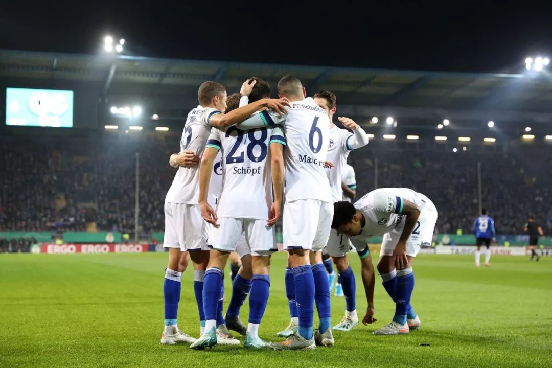 包含沙尔克04后防实力雄厚，抵御对手多次攻势的词条