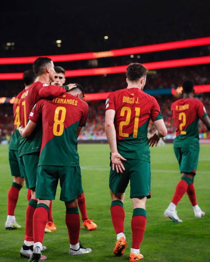 包含土耳其击溃冰岛，欧预赛四连胜的词条