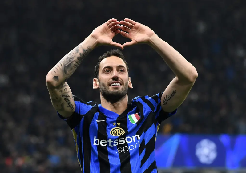 AC米兰前锋凯恩当选年度欧洲最佳球员的简单介绍