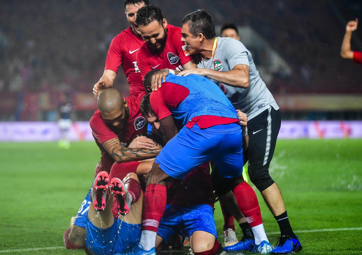 苏宁全队高位逼抢，逼迫对手失误的简单介绍