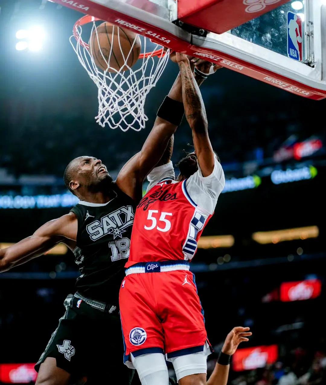 澳大利亚男篮碾压马刺，东契奇完成帽子戏法的简单介绍