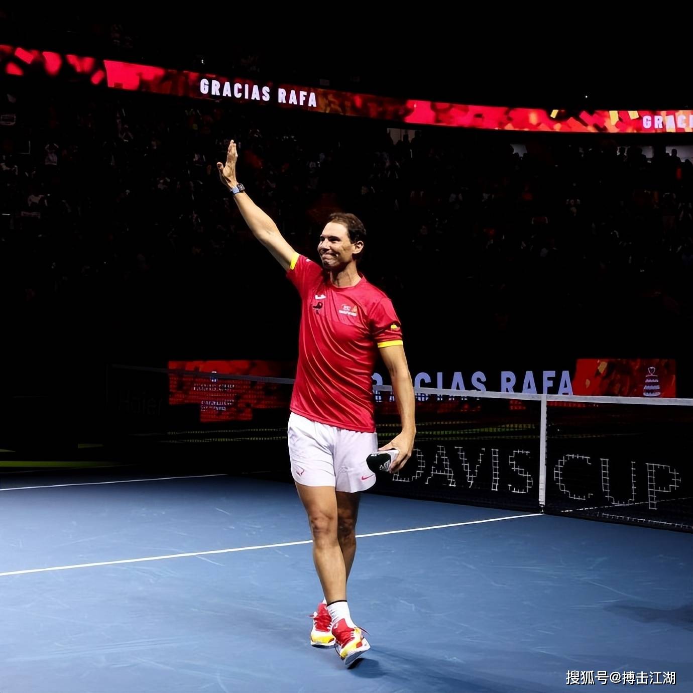 包含拉沃尔杯碾压温网，西西帕斯惊艳四座的词条