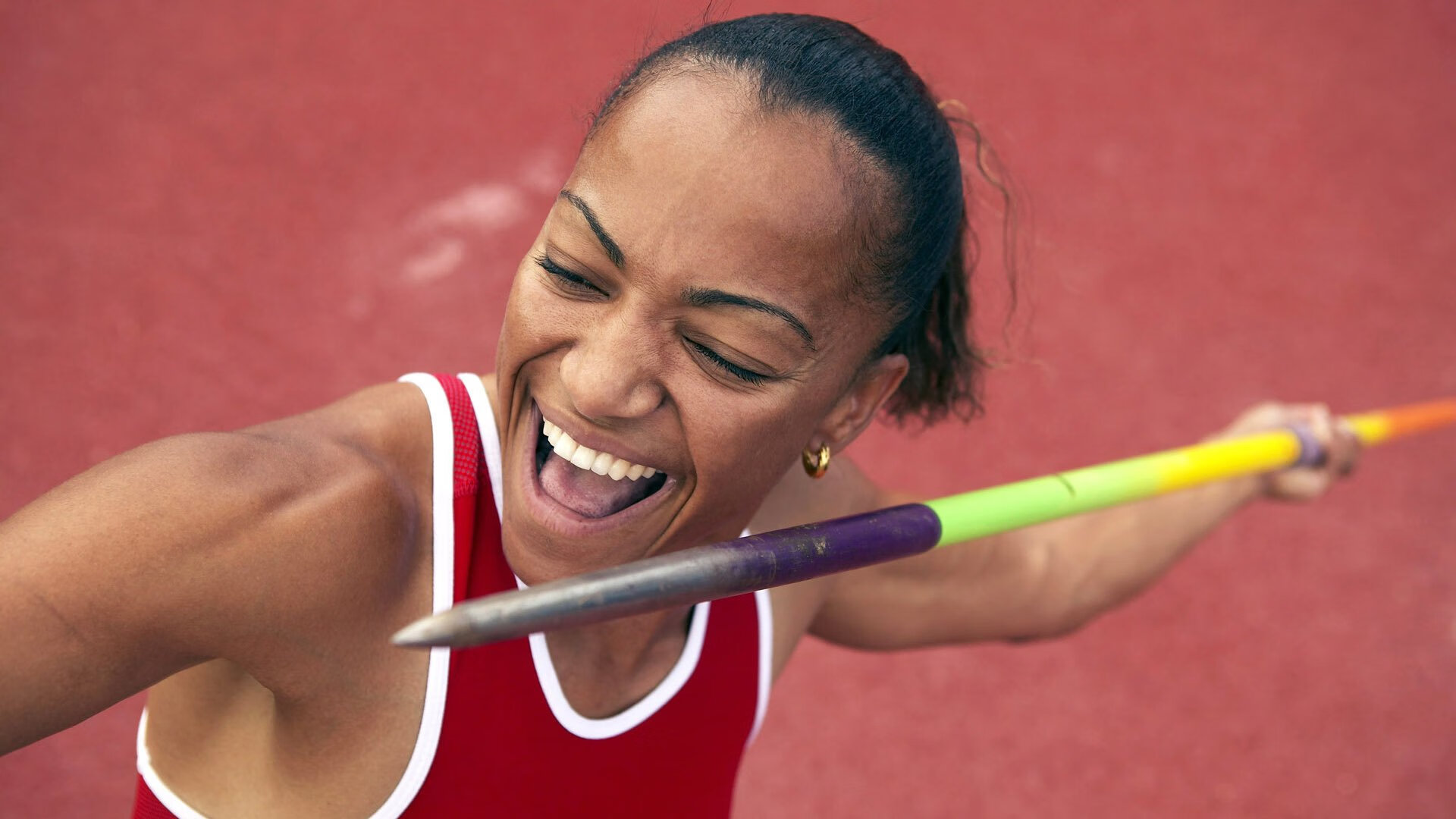 绿茵与赛道,当阿尔及利亚鏖战皇马,莫德里奇在F1赛道上演终极接管