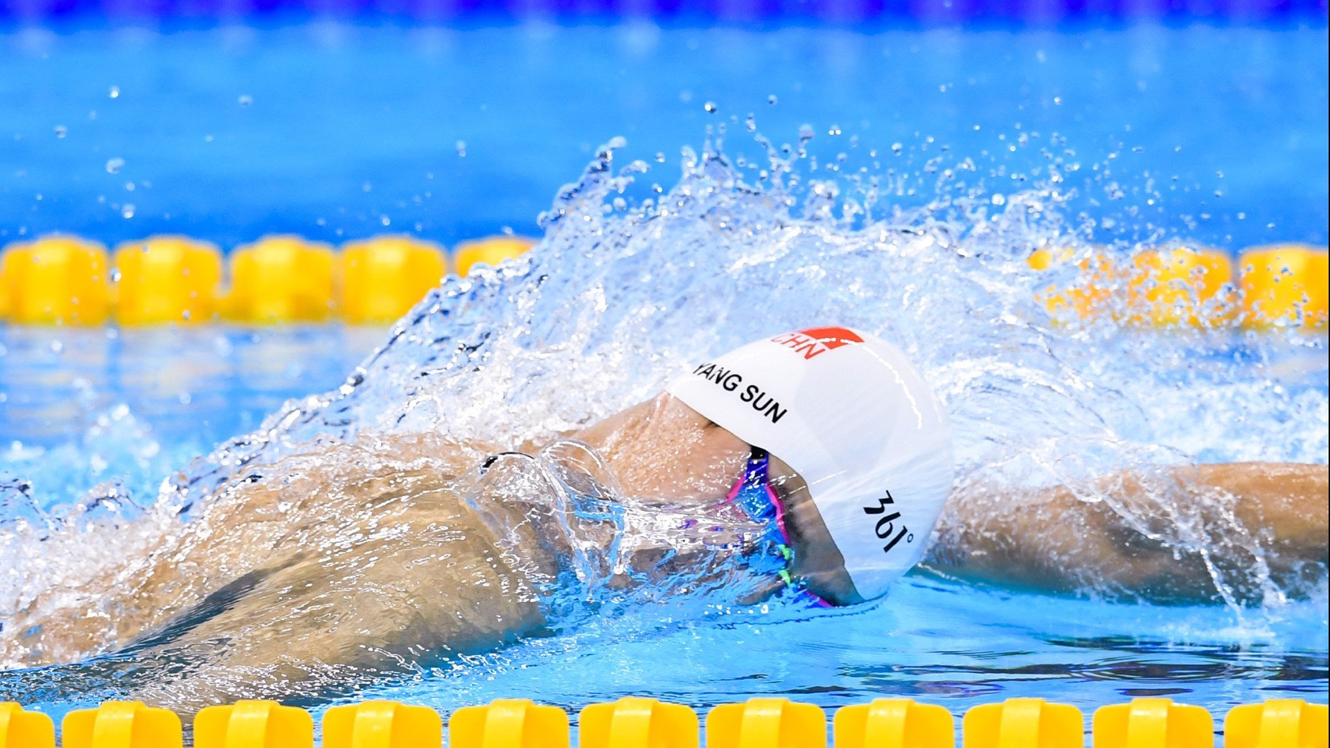 北非之鹰展翅翱翔，阿尔及利亚团队压制与本泽马个人统治的胜利双重奏